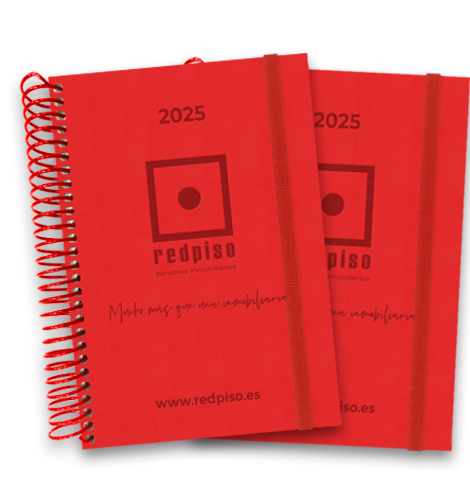 Agenda personalizada para Redpiso con sistema de cierre mediante goma y encuadernación en espiral plástico.