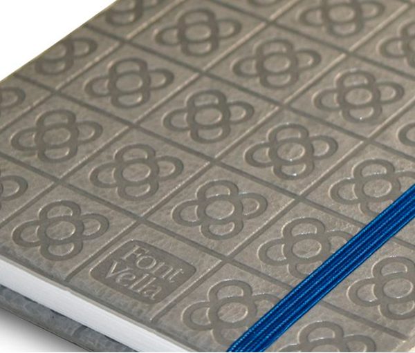 Agenda personalizada para Fontvella con cubierta grabado en seco.